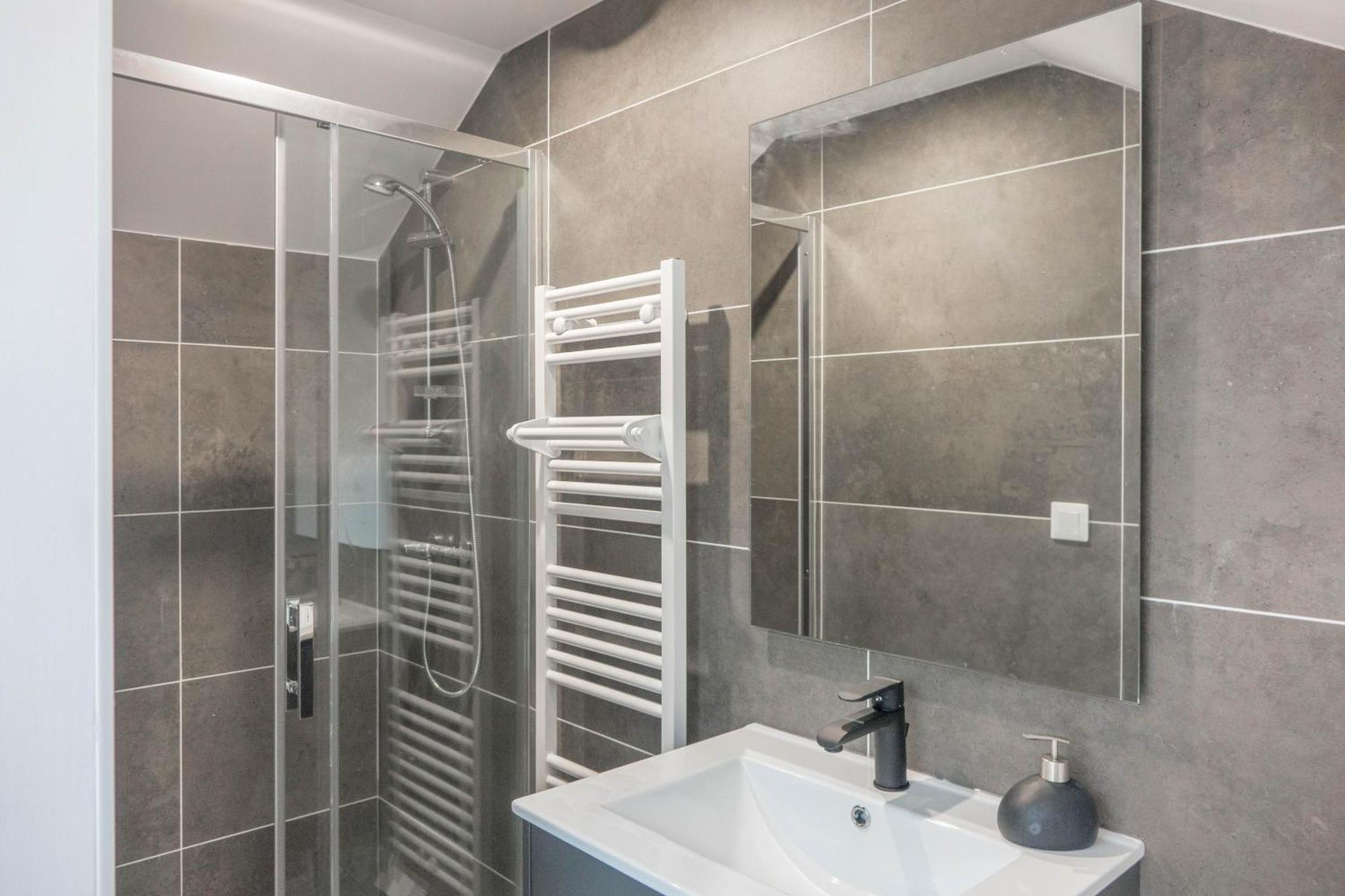 Beau Quartier Et Central, Maison Spacieuse Avec Cour, 3 Chambres, 3 Salles De Bains A 10 Min A Pied De La Gare Орлеан Екстер'єр фото
