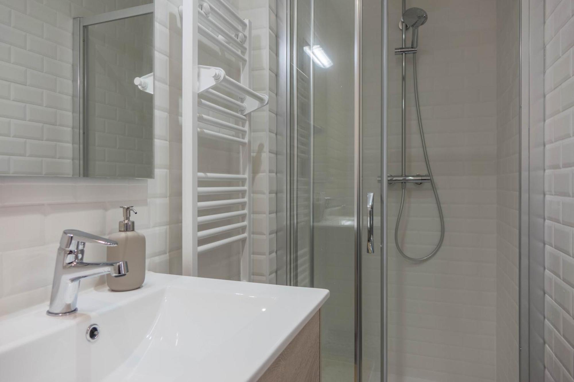 Beau Quartier Et Central, Maison Spacieuse Avec Cour, 3 Chambres, 3 Salles De Bains A 10 Min A Pied De La Gare Орлеан Екстер'єр фото