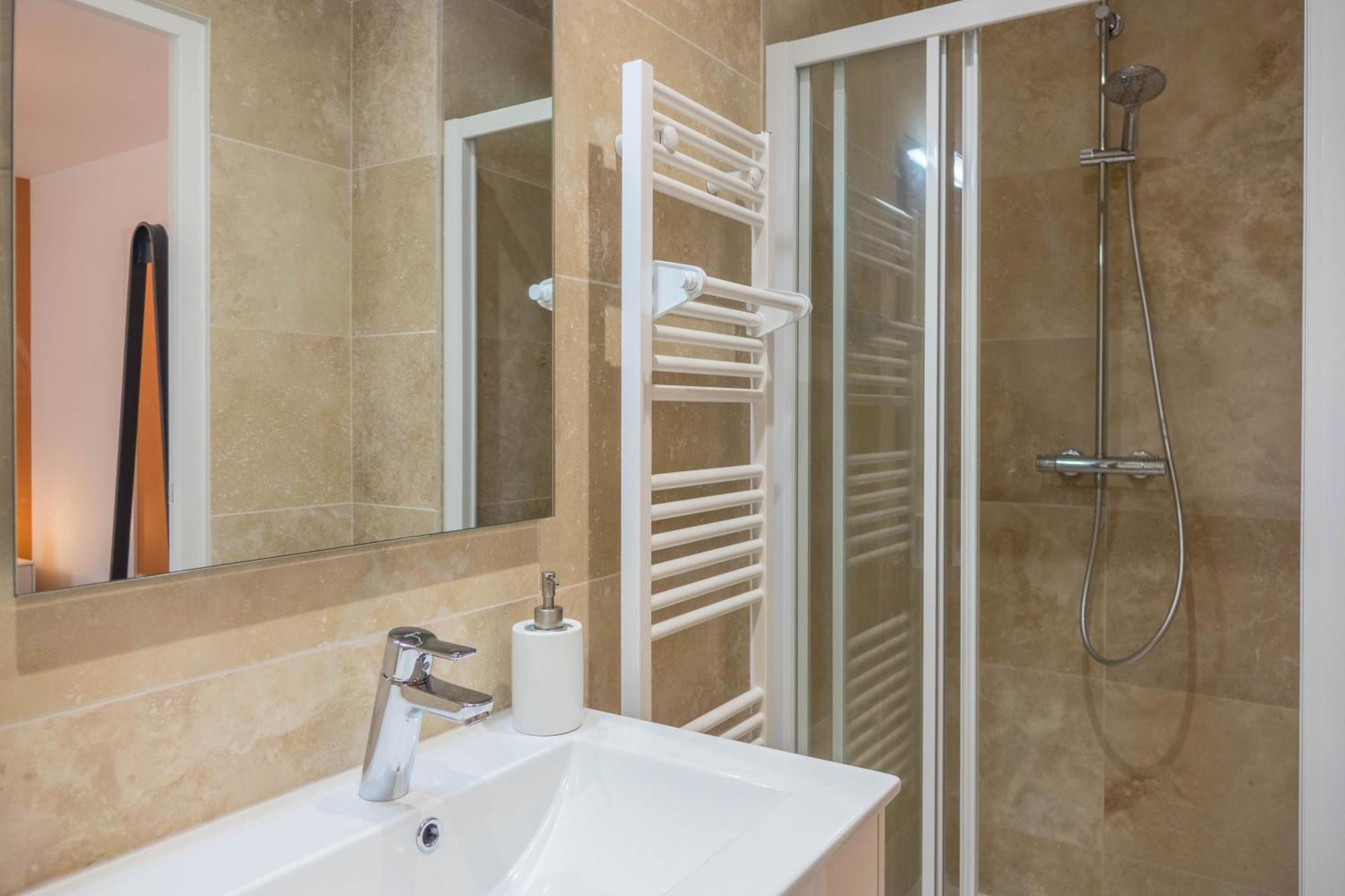 Beau Quartier Et Central, Maison Spacieuse Avec Cour, 3 Chambres, 3 Salles De Bains A 10 Min A Pied De La Gare Орлеан Екстер'єр фото